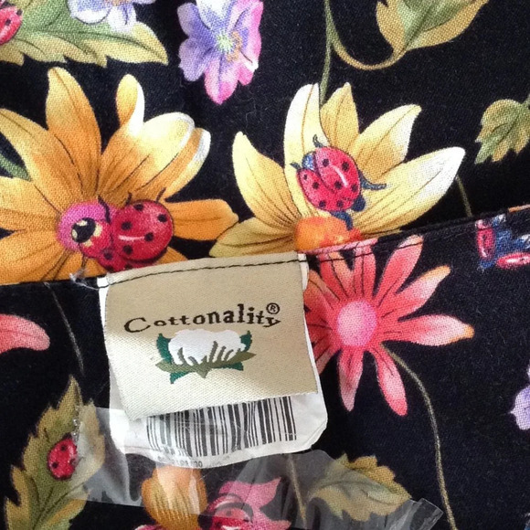 Cottonality Women's Scrub Top Size XS Flowers Ladybugs Medical Uniform Nurse - Picture 6 of 7